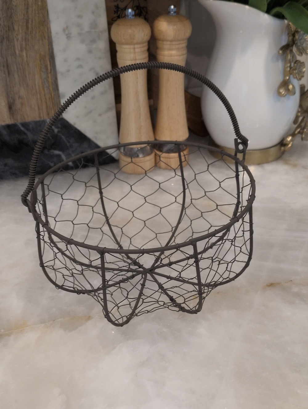 Rustic Wire Egg Basket - Brown